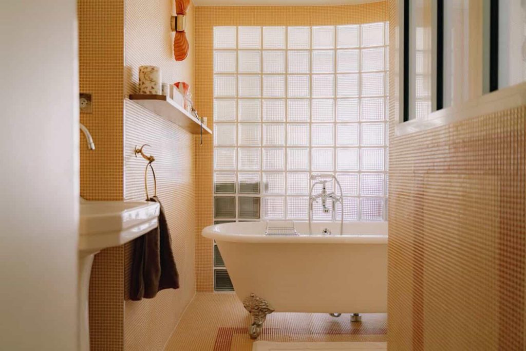 Rénovation complète d’une salle de bains dans un style rétro